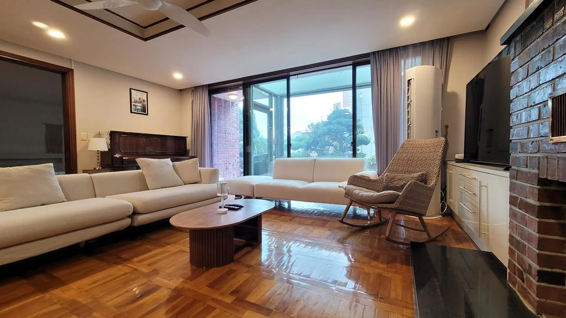 Апартаменты A Comfortable Detached House In The Heart Of The City Сеул